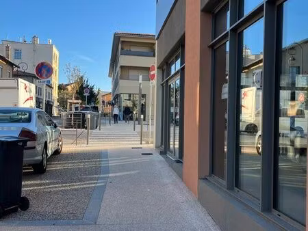 local d’angle tous commerce centre ville