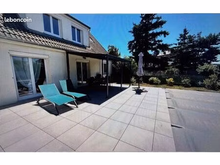 maison 5 chambres piscine panneau photovoltaïque