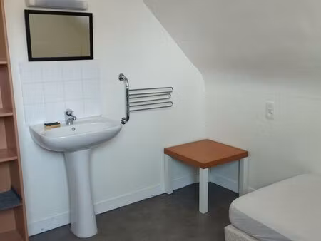 bruz 35 à 10’ de kerlan chambre meublée indépendante+cuis.+s.d’eau-loyer 420/m-toutes char