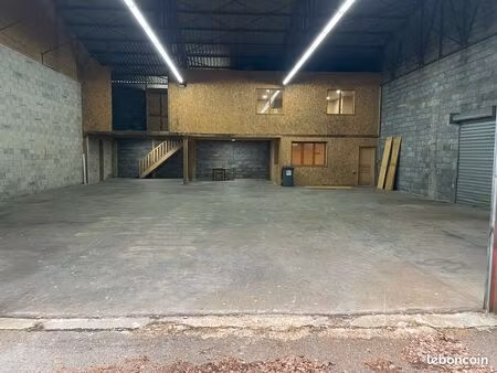 entrepot artisanal ou stockage de 370 m2