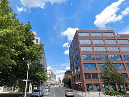 local/bureaux d'environ 129 m2 rue de gerland