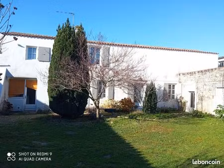 maison ancienne à louer dans le village de marsilly