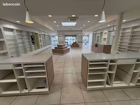 local commercial 230m2- emplacement n°1 – centre-ville malestroit