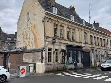 local commercial d’angle face au palais de justice