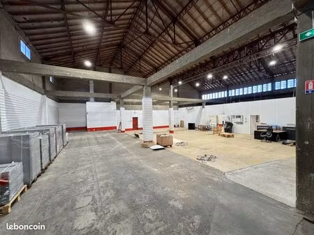 a louer local commercial de 600m2 avec 900 m2 de parking