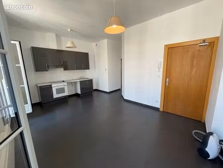 sète centre ville  t2 traversant