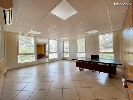 à vendre / à louer local professionnel 247m²