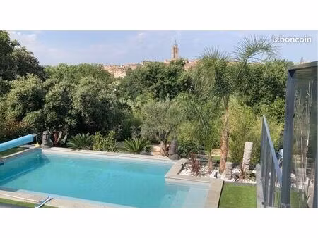 villa avec vue sur le village   au calme   piscine et jacuzzi