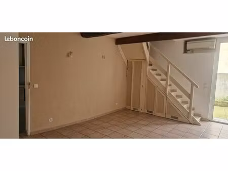 vente : maison de village a vauvert renovee de 76 m2  2 chambres  une petite cour  une gra