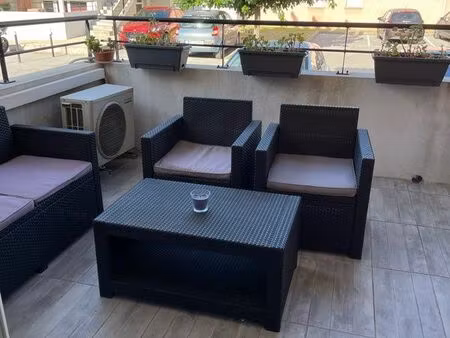 appartement meublé 62 m² – 2 ch – grande terrasse abritée – clim réversible – rdc – parkin
