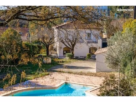 propriété 8 pièces 240 m²