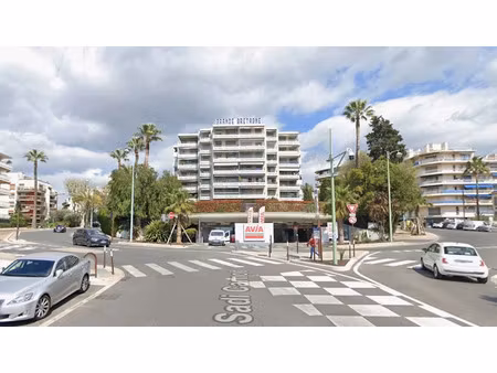 vente parking 130 m² à le cannet (06110)  260 000 €
