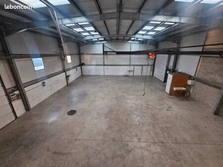 entrepôt avec bureau