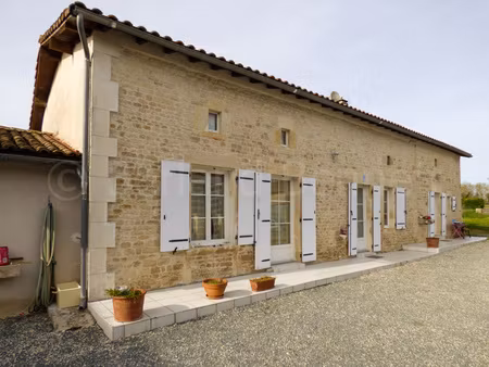 maison en pierres avec dépendances