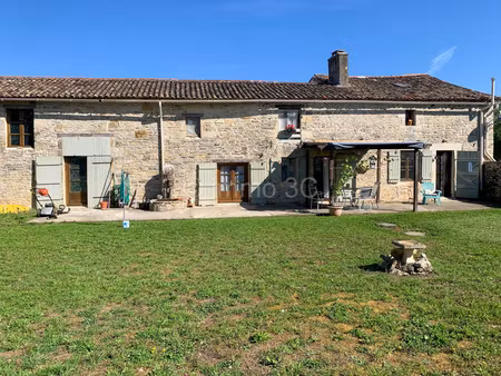 belle maison en pierres avec beau jardin