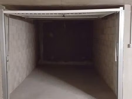 garage fermé 14 m2 dans résidence récente-sécurisée