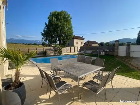 maison appartement avec piscine et vue montagne