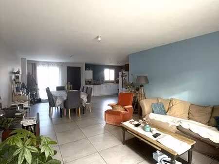 a louer au breuil-sur-couze (63340) : maison moderne de 93 m² avec extérieur