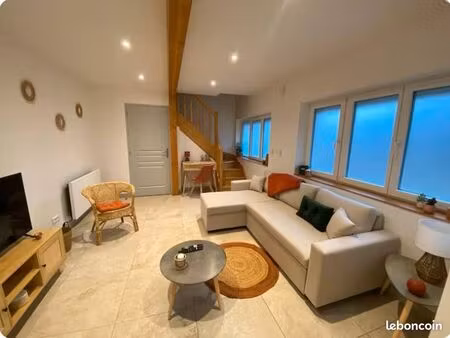 a louer : f3 entièrement rénové et meublé