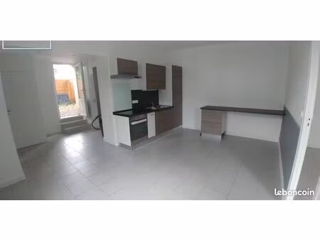 léognan : maisonette t2 meublée 44 m2 (jardinet de 30 m2 clos sans accès par la rue). 720 