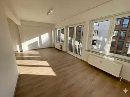 superbe appartement 1 chambre entièrement rénové – saint-gil