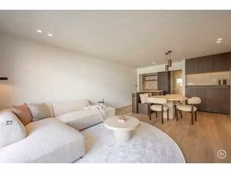 appartement entièrement rénové avec terrasse situé sur l'av