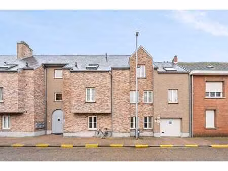 appartement avec 2 chambres et une grande terrasse.