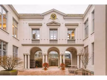 patrimoine rococo intemporel avec jardin intérieur au cœur d