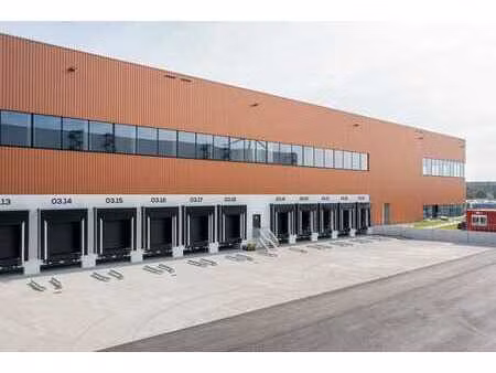 bâtiment logistique de 11.921 m² et mezzanine de 2.892 m²...
