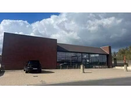 showroom avec bureau et espace de stockage à louer dans le