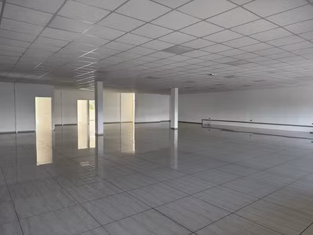 location locaux professionnels 4 pièces 380 m² à baie mahault (97122)  6 840 €