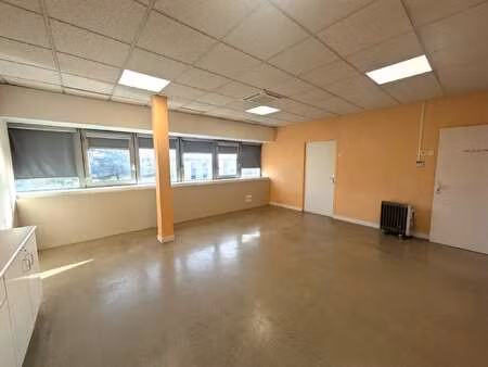 location bureaux et commerces à fougères (35300) : à louer / 31m² fougères