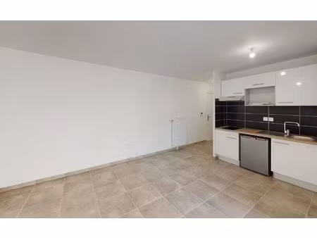 location appartement  m² t-2 à castanet-tolosan  585 €