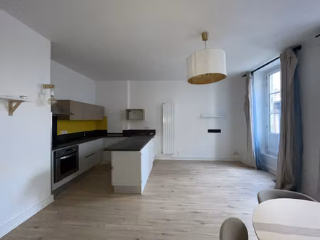 appartement t2 au centre-ville dans un immeuble avec ascense