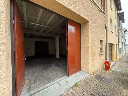 local de stationnement et de stockage