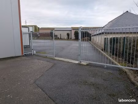 location terrai 450 m2 + algeco