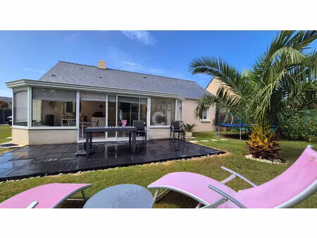 à vendre - plain-pied au calme  prolongé par une véranda toute saison