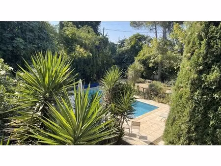 maison traditionelle à la campagne et à pied du village