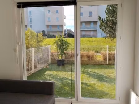 joli t2 meublé de 40 m2  avec 30 m2 de terrasse et une place de parking dans une résidence