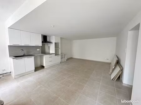 appartement t2 rénové 51m2 en rez-de-chaussée à louer à malaucène