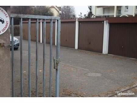 garage fermé dans cour à oberhausbergen