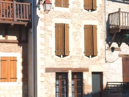 maison de ville de 57 m² sur la place de l’église à casseneuil