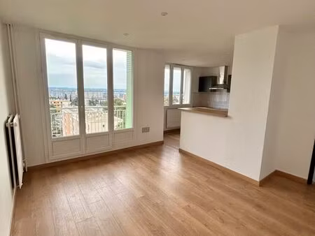 charmant t2 lumineux rénové avec balcon  vue dégagée et parking privé