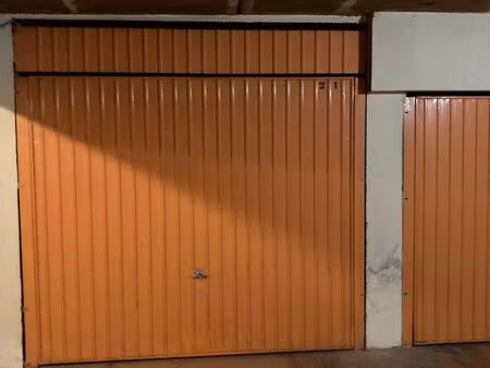 loue garage fermé dans centre ville bandol