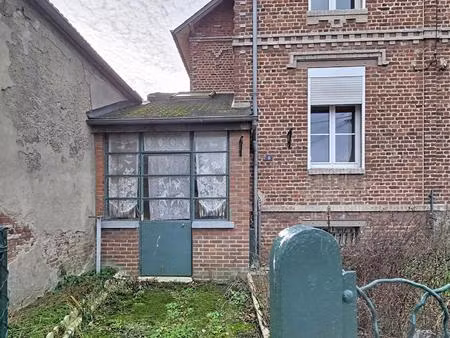 maison semi mitoyenne 5 pièces avec jardin   proche de toutes commodités  axe st.quentin l
