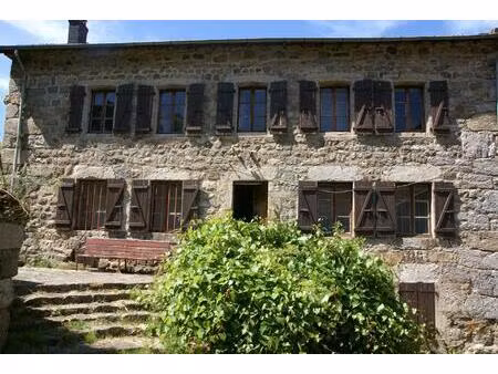 grande maison en pierres