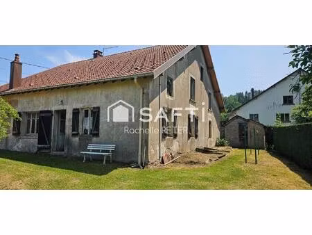 gros potentiel pour cette grande maison de village à rénover  avec terrain plat  toiture n