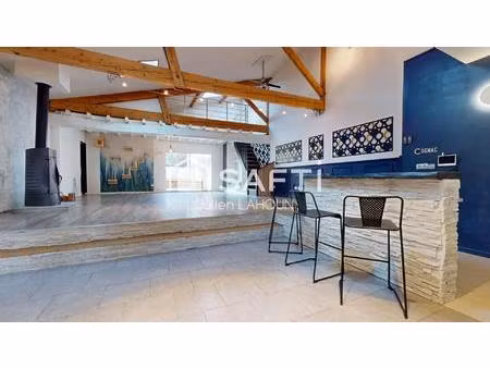 magnifique chai rénové avec terrasse et parkings