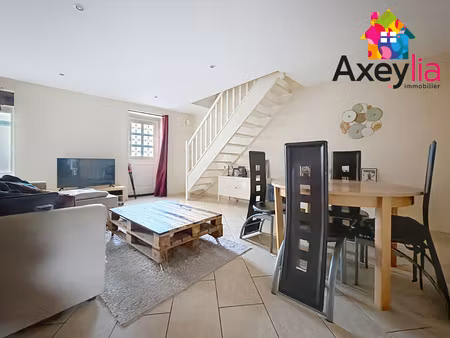 a vendre - roanne centre - maison de ville avec deux chambres et cour avec terrasse