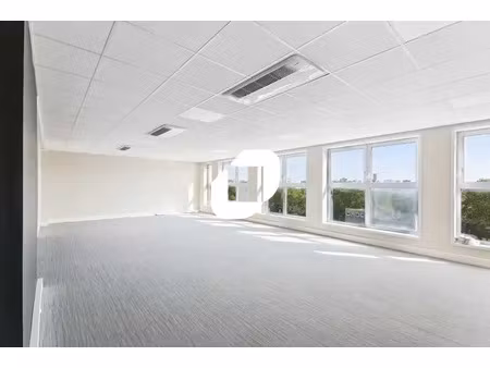 a louer  bureaux renoves au pied du metro ligne 13